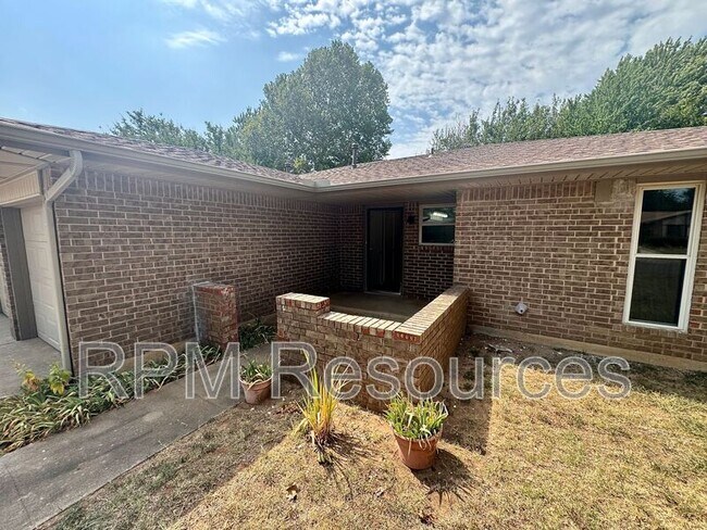 Foto del edificio - 405 Meadow Lake Dr