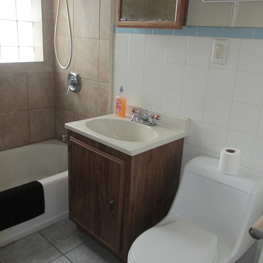 Primary Photo - 1120 Ontario St