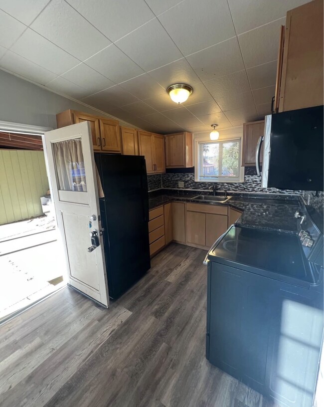 Kitchen - 414 E Broadway St