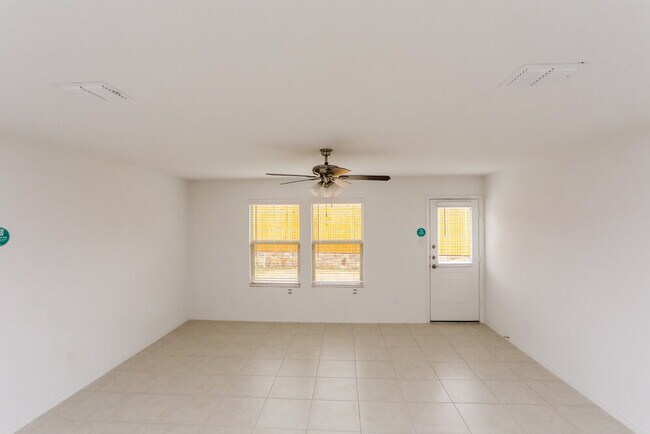 Foto del edificio - 1017 Crestview Dr
