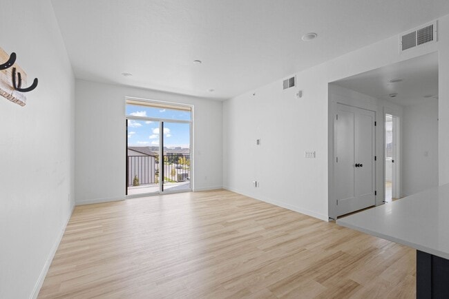 Building Photo - 311 E Lorene St