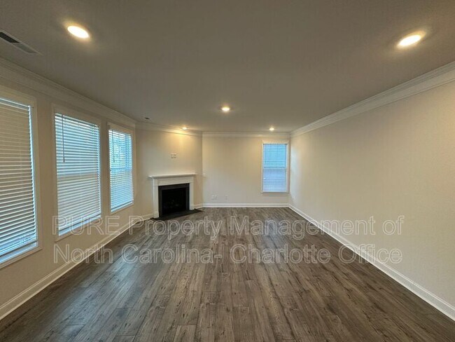 Building Photo - 6021 Whitechapel Ct
