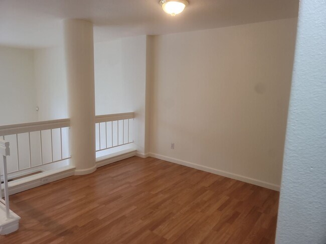 Foto del edificio - 419 Galleria Dr. Unit 1  Newly UpdatedTown...