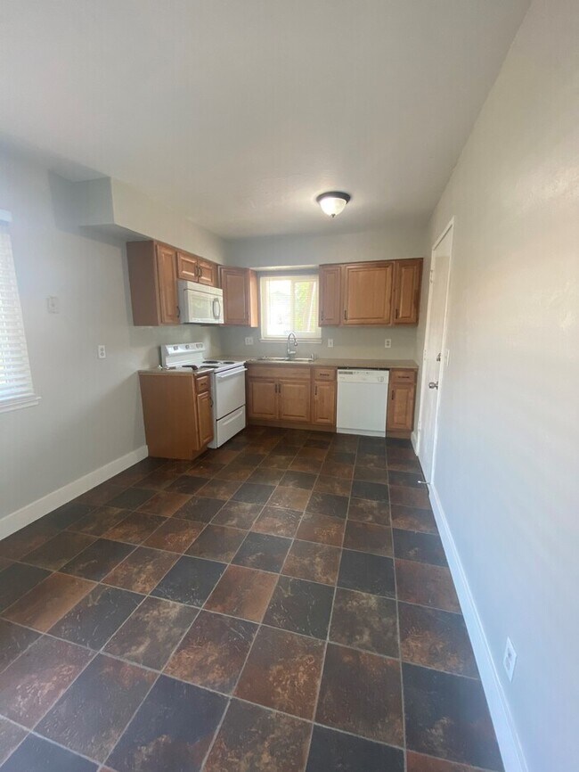 Building Photo - Beautiful Duplex in Rockin, CA!
