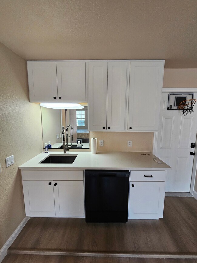 Building Photo - 2020 Oakmeadow St