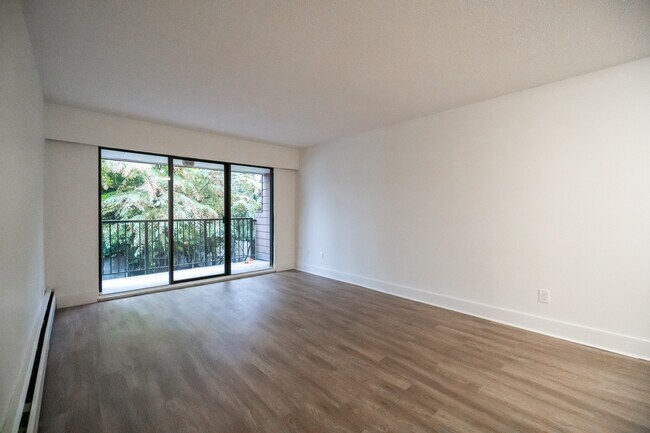 Photo du bâtiment - 720 Queens Ave