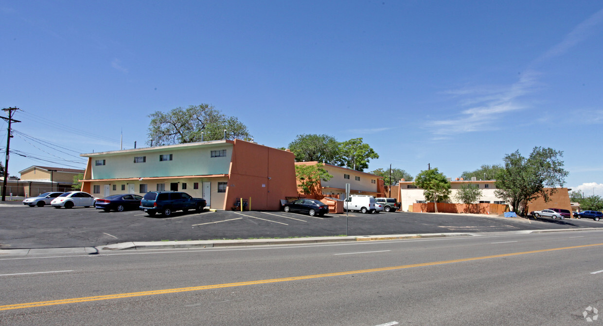Primary Photo - Luxor Apartments