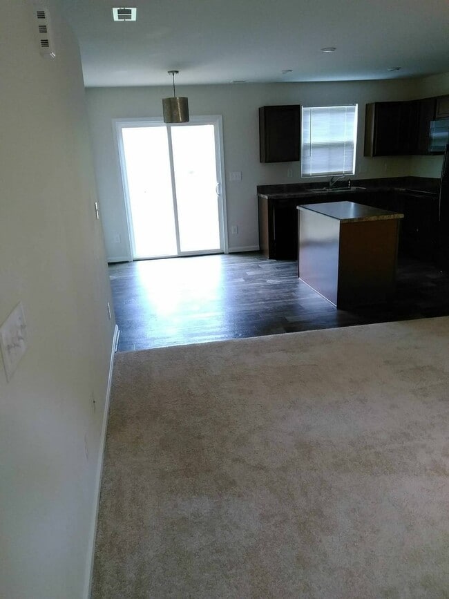 Building Photo - Newer Home Just Minutes From Uptown!