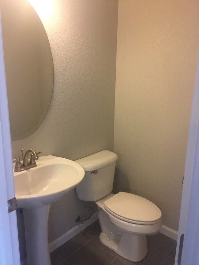 Building Photo - BEAUTIFUL 2 BEDROOM 2 BATHROOM TOWNHOUSE IN THE POINTE