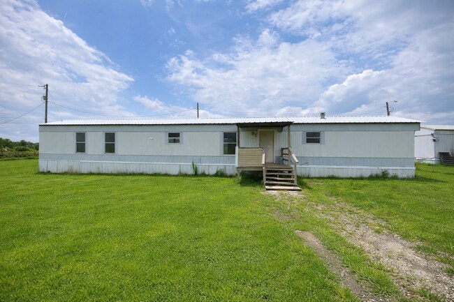 Foto del edificio - Country living with spacious front and backyard - 3 beds/ 2bath available now