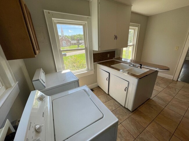 Building Photo - Freshly painted 2 bedroom 1 bathroom house...