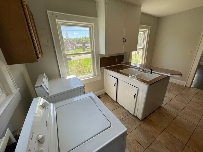 Foto del edificio - Freshly painted 2 bedroom 1 bathroom house...