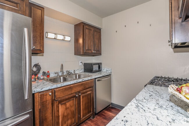 Oak Park Village - Oak Park Village Apartments