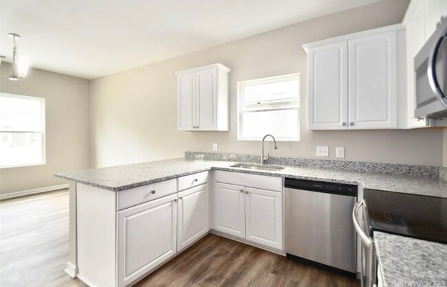 Building Photo - 905 Klondale Ave