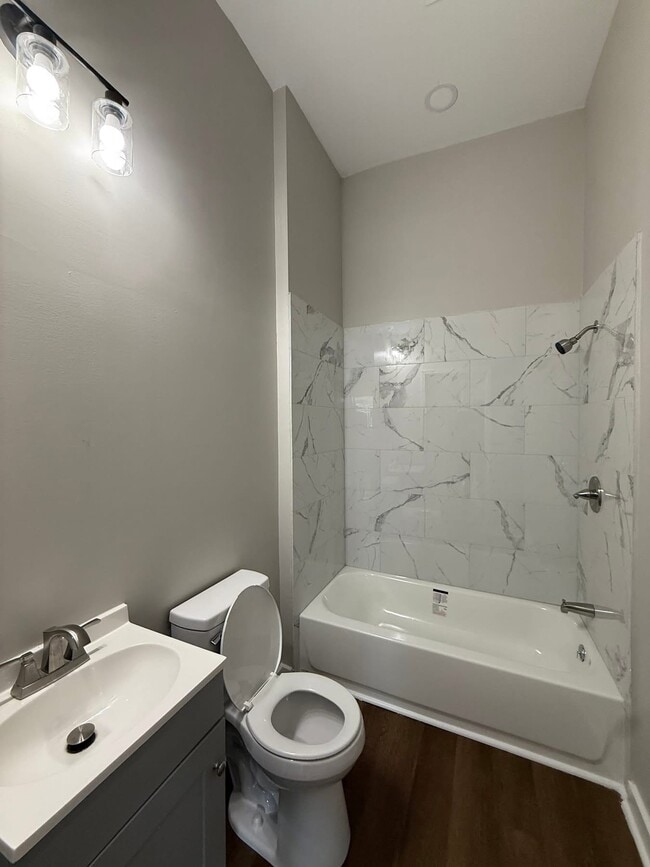 Building Photo - 233 E Cambridge Ave