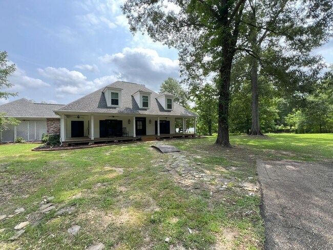 Building Photo - 4 bedroom, 2.5 bathroom located in Jackson...