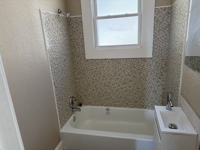 Foto del edificio - 304 Wildwood Ave