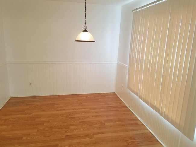 Building Photo - 1424 Deerpond Ln