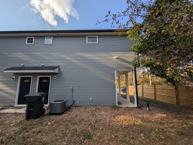 Building Photo - Room in Townhome on Mobley St