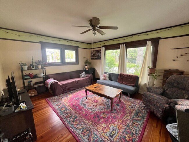 Foto del edificio - Historic 4-Bedroom Home - Close to UIUC Campus