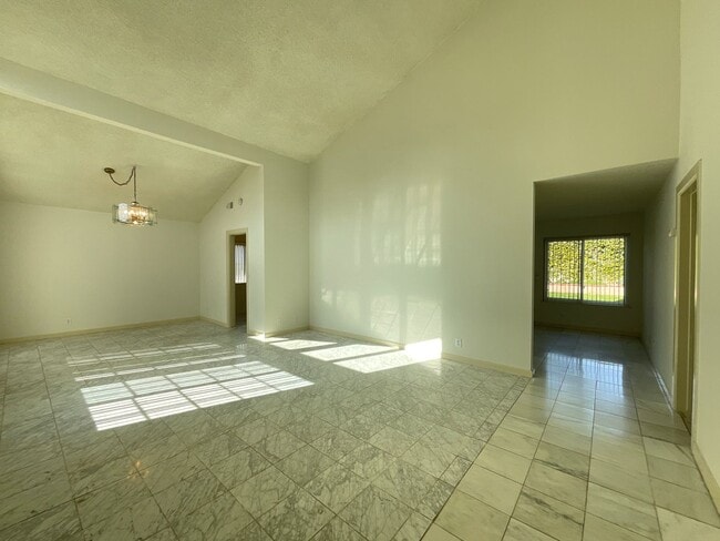 Building Photo - 3 Bedroom 2 Bath,