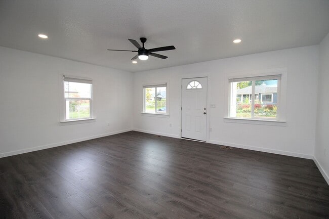 Building Photo - Freshly Remodeled 2 Bed/2 Bath Home with D...