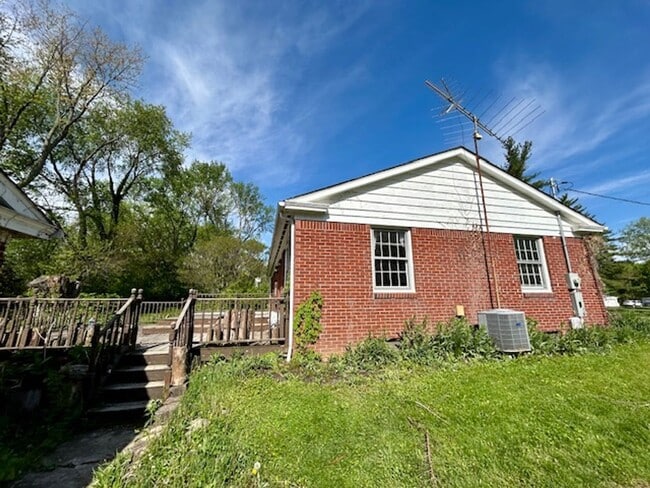 Building Photo - Beautiful 3 Bedroom, 2 Bath Home with Larg...