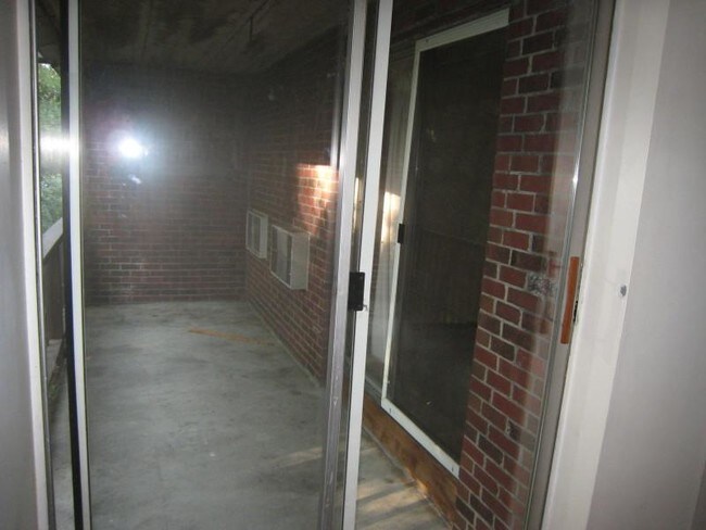 Building Photo - 144 Kenrick St