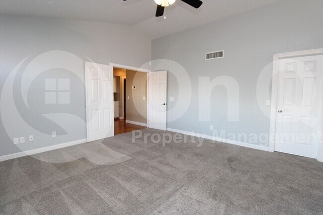 Foto del edificio - 850 N Valencia Dr