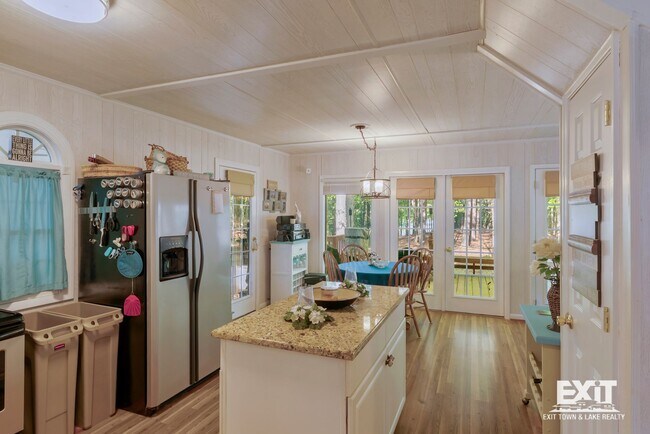 Foto del edificio - 4 Bedroom, 2 Bath Home Available on Kerr Lake with Private Dock