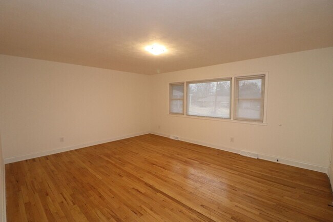 Building Photo - 517 Maple St