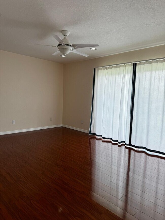 Building Photo - 3 bedroom, 3 bath, double master suite tow...