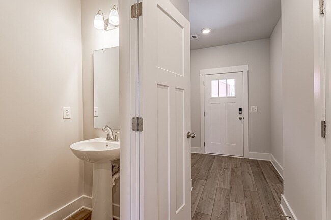 Building Photo - Beautiful 3 Bedroom, 2.5 Bathroom in Simps...
