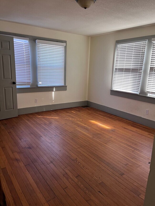 Foto del edificio - 407 E 6th St