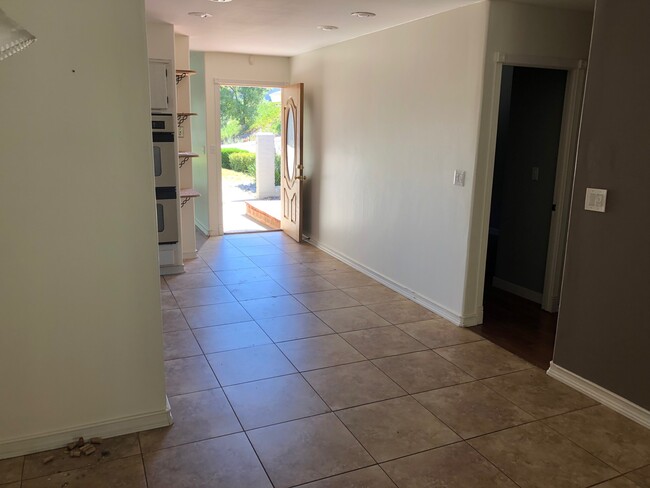 Access hallway - 7216 Keighley St