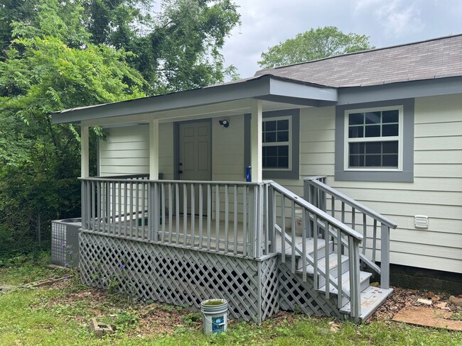 Building Photo - Gorgeous Fully Remodeled 2-Bedroom Home in...