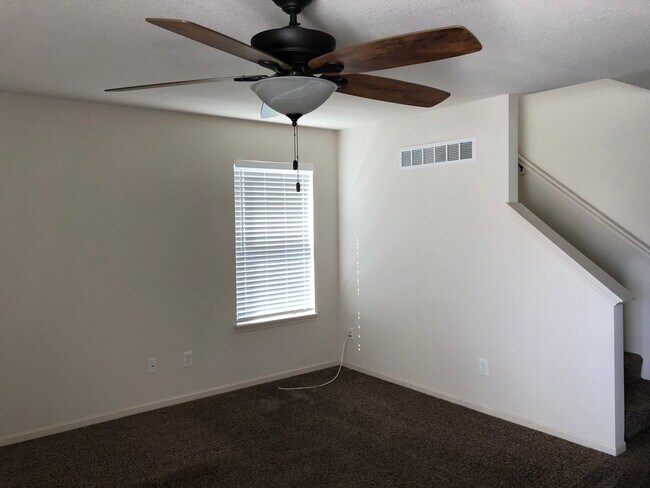 Foto del edificio - Large Corner Lot with Expansive Backyard & 3-Car Tandem Garage!