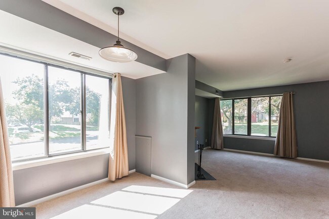 Foto del edificio - 2177 E Village Rd