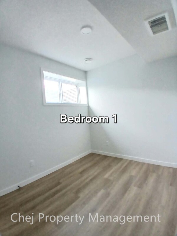 Photo du bâtiment - 16519-16520 20 Ave SW