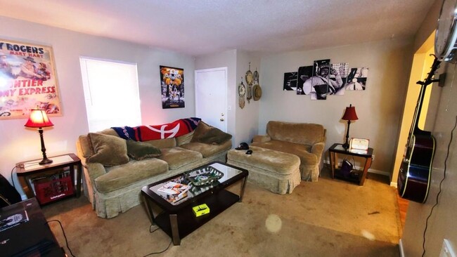 Foto del edificio - 2318 Pinewood Dr