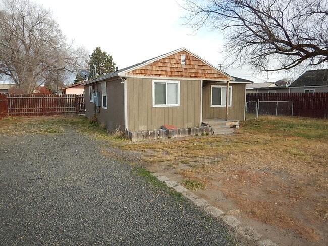 Building Photo - 2 Bedroom Home with Large Yard - Available...