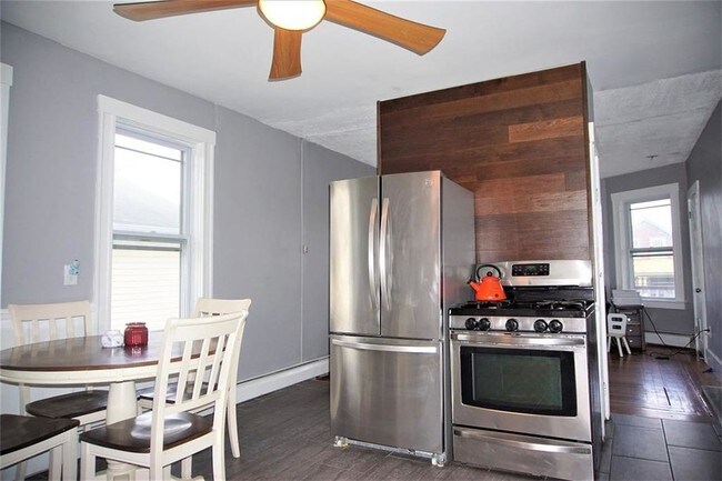 Building Photo - 83 Rochambeau Ave