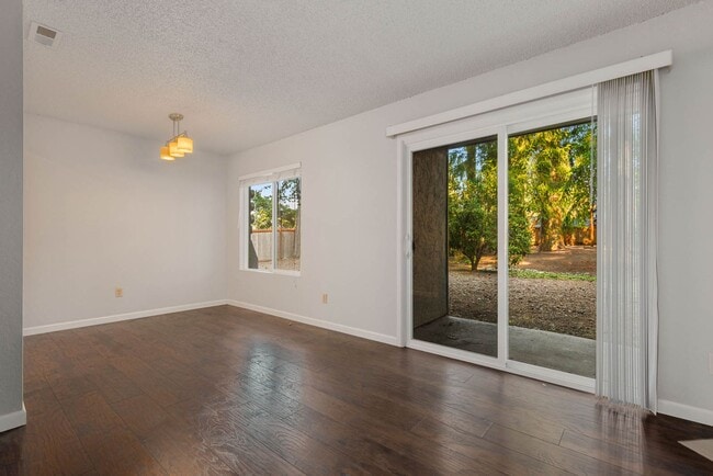 Building Photo - 14022 Juanita Dr NE