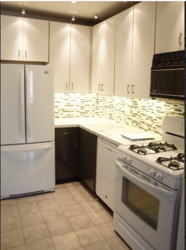 Modern Kitchen wi DW - 403 E 62nd St