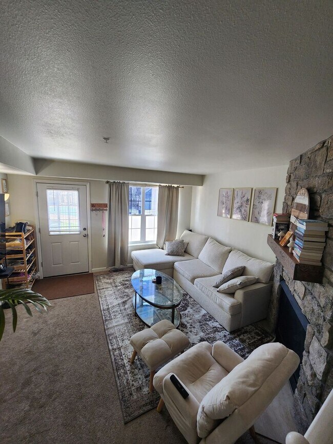 Foto del edificio - Modern 3-Bed, 3-Bath Townhome Near Fort Ca...