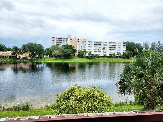 Foto del edificio - 6511 Racquet Club Dr