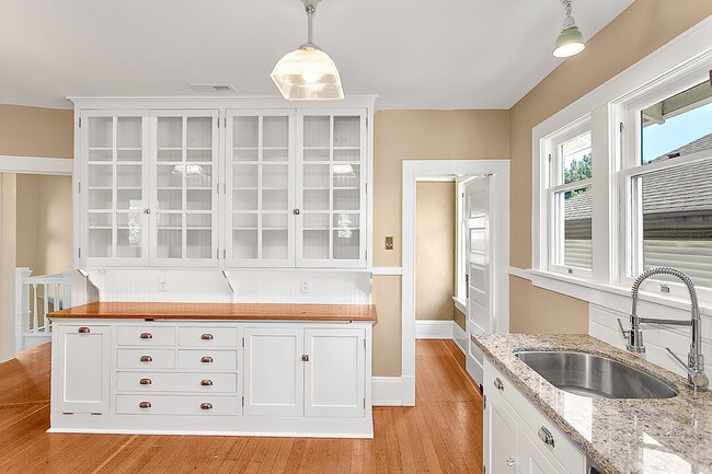 Granite counter, st. st. dw - 921 13th Ave