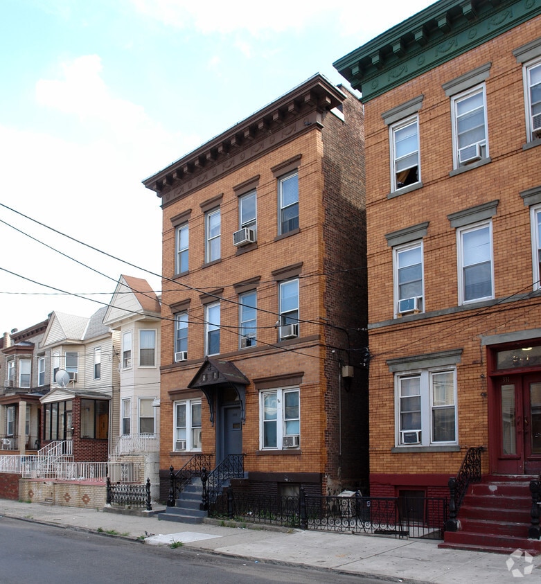 Primary Photo - 329 57th St