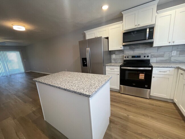 Foto del edificio - Luxury Lake Living Starts Here – Brand-New 2 Bed, 2 Bath Duplex in Kimberling City