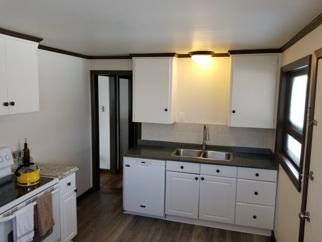 Kitchen - 122 W Amherst Ct